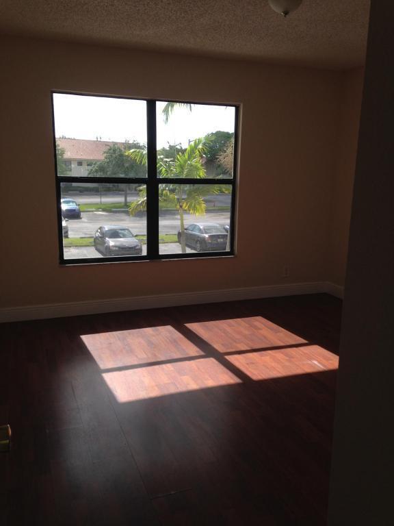 Building Photo - 1447 Lake Crystal Dr