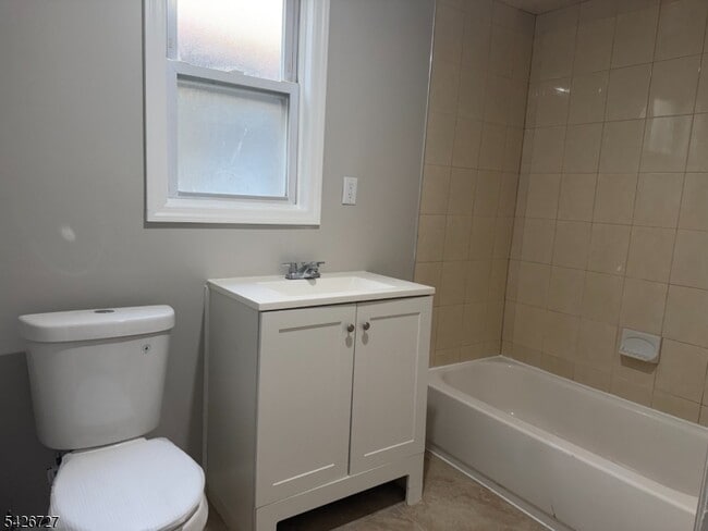 Building Photo - 37 Mapes Ave