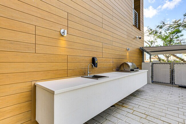 Building Photo - 332 Cocoanut Ave