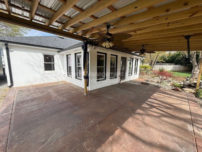 Building Photo - 916 Spring Hill Ct