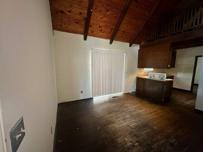 Building Photo - 400 Lindsay Rd