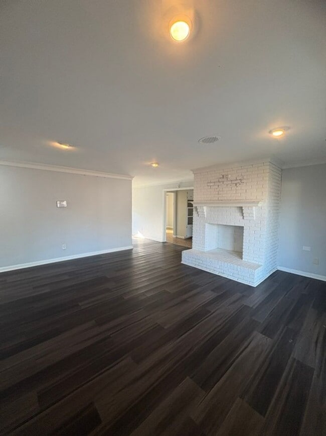 Building Photo - Renovated 4 Bedroom 2 Bath Home for Rent!!