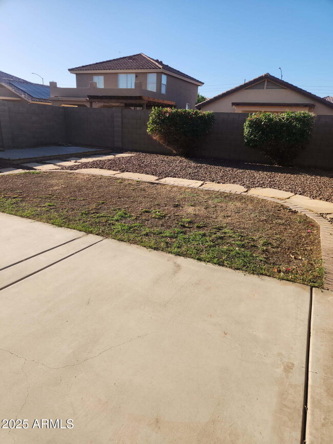 Building Photo - 11710 W Paradise Dr