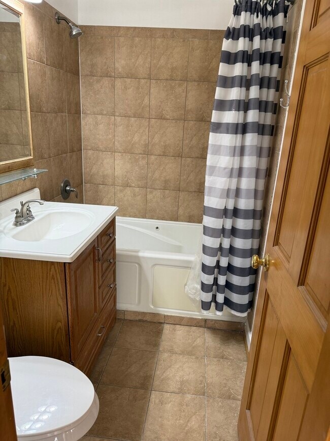 Building Photo - 1348 Geneva Dr