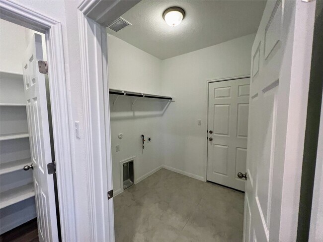 Building Photo - 3201 College Park Dr