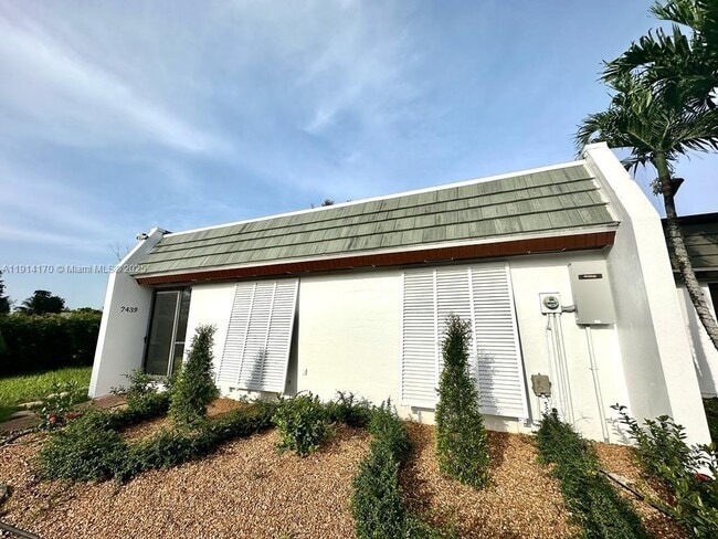 Building Photo - 7439 Twin Sabal Dr