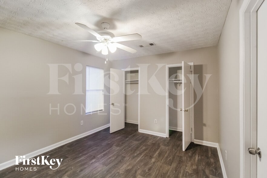 Building Photo - 1163 Mainstreet Valley Dr