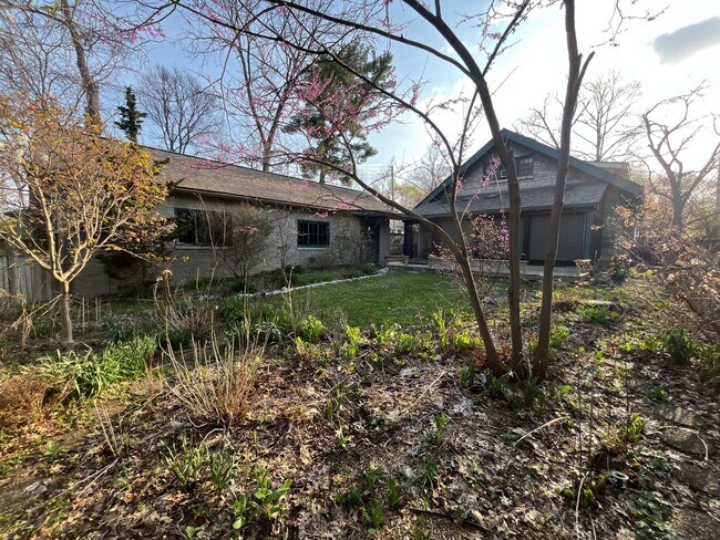 Building Photo - 710 S Fess Ave