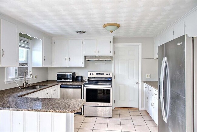 Building Photo - 138 Youngs Ave