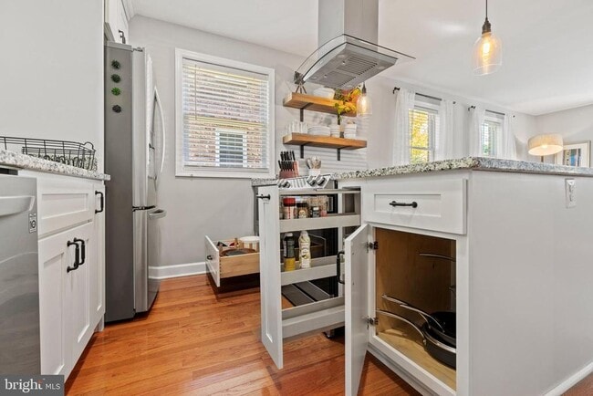 Building Photo - 110 E Rosemont Ave