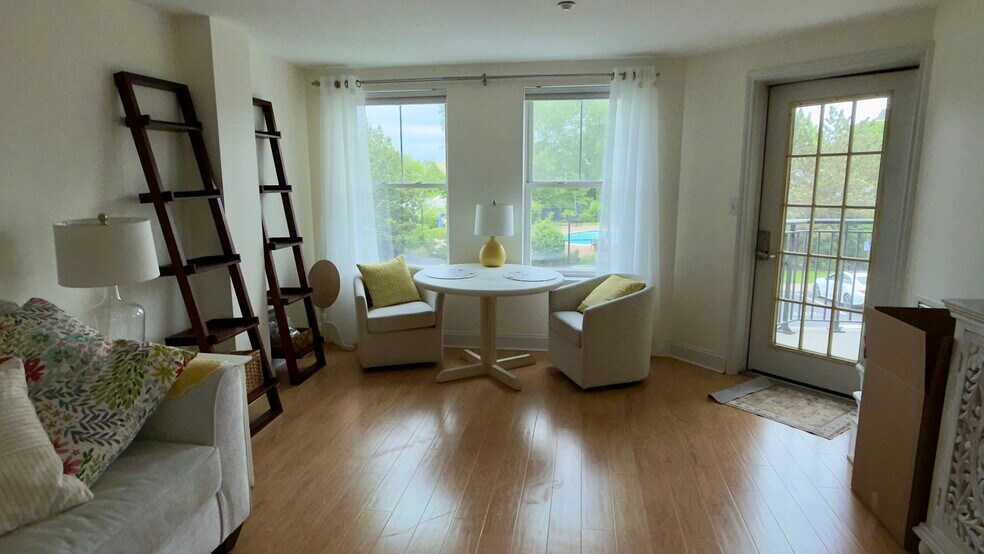 Living area - 10 Seaport Dr
