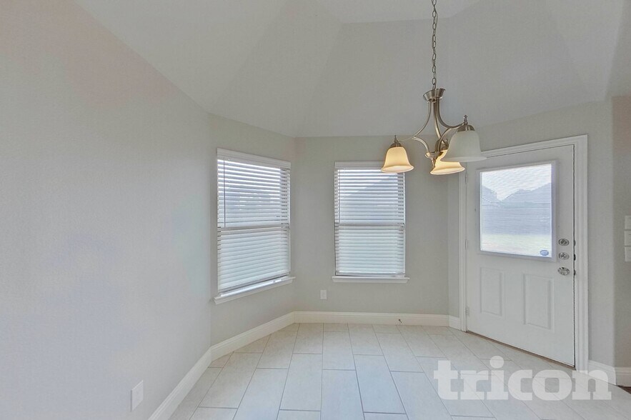 Building Photo - 536 Longhorn Ln