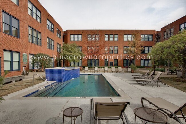 Building Photo - 2502 Live Oak St
