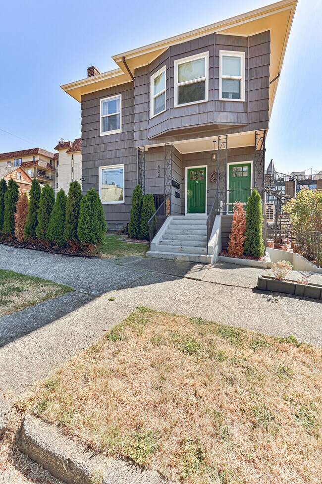 Building Photo - 822 6th Ave N