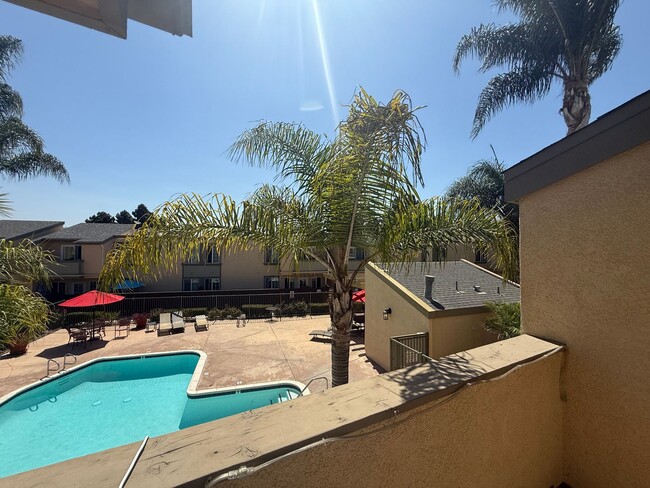 Building Photo - Beautiful 4B/2BA Top Floor Corner Unit wit...