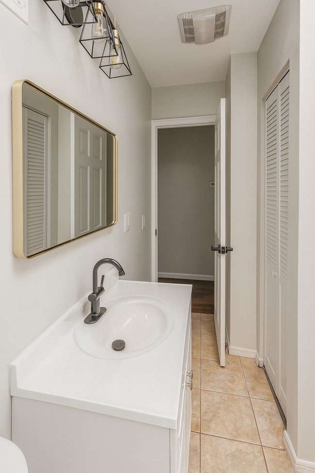 Building Photo - Stunning Renovated 4-Bedroom Home with Gor...