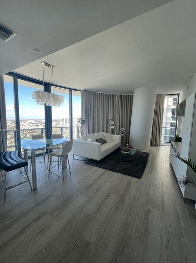 Building Photo - Remarks:	Enjoy stunning Skyline and Bay vi...