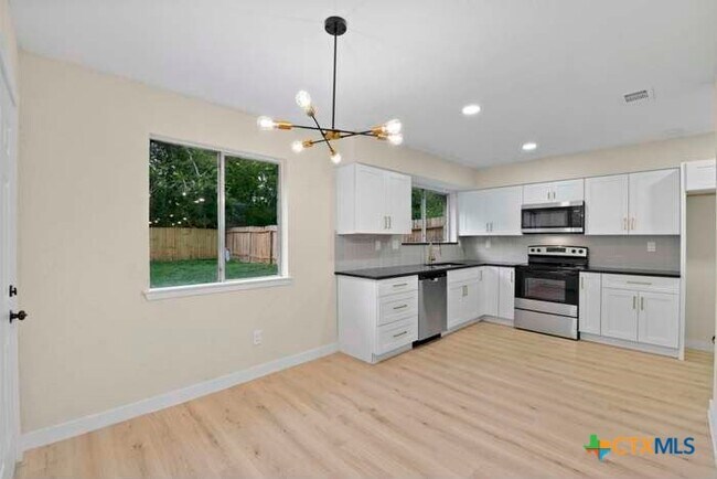 Building Photo - 2326 Aprilmont Dr