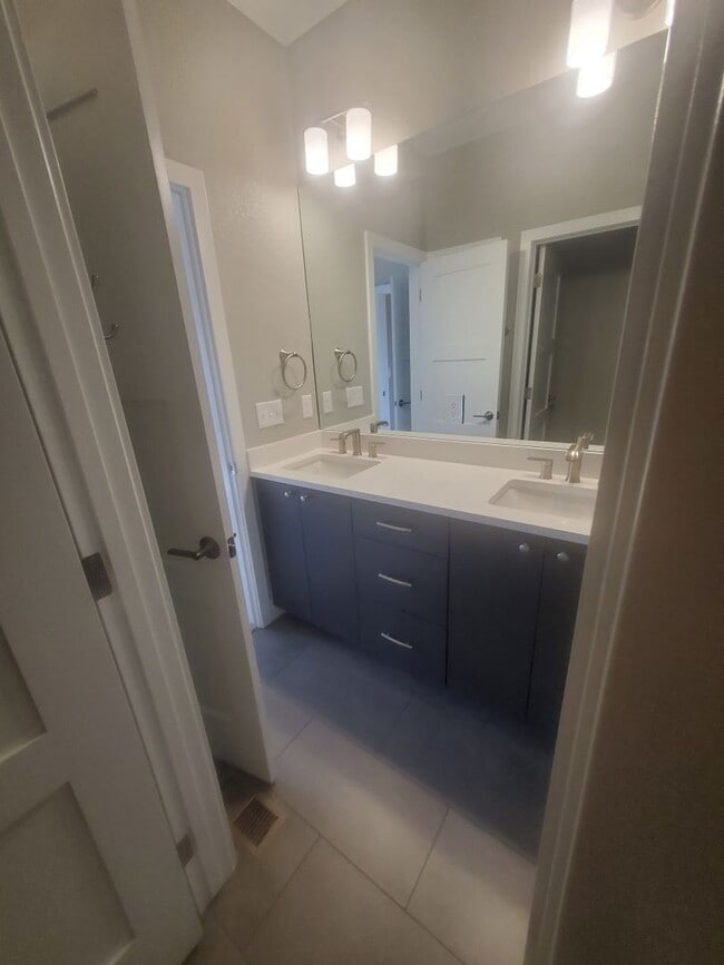 Building Photo - Beautiful and Updated 2BR Townhome With At...