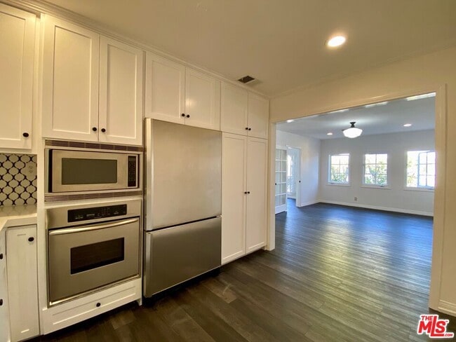 Building Photo - 619 S La Brea Ave