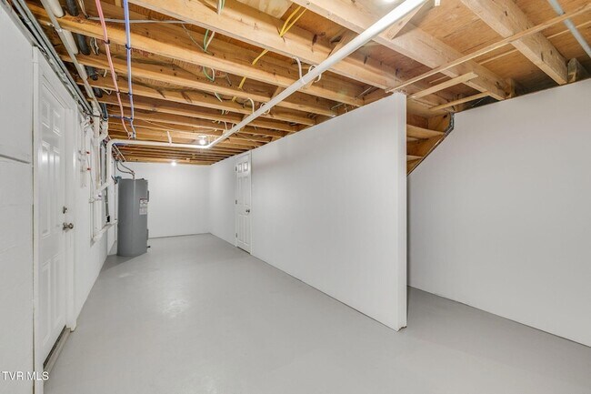 Building Photo - 336 W Ln St