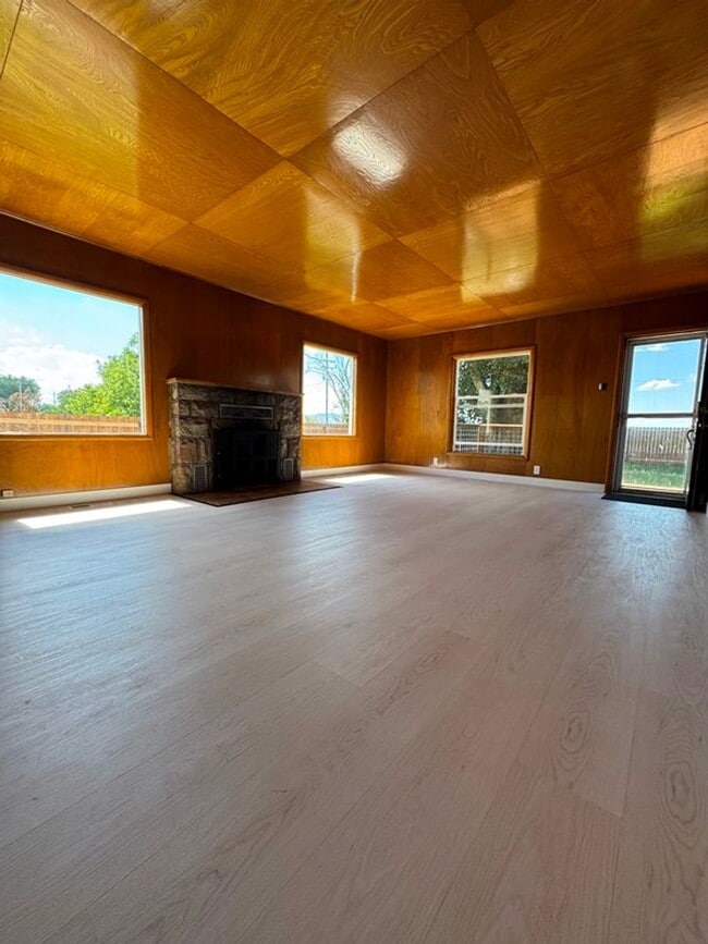Building Photo - 4 Bedroom House in Henley School District