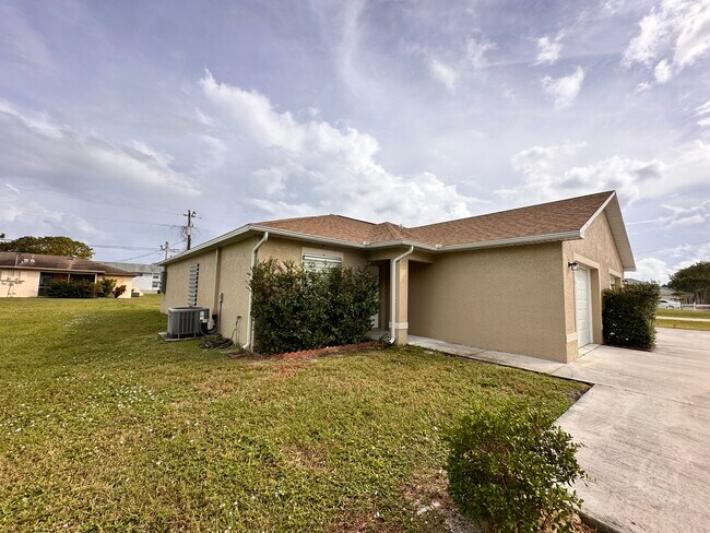 Building Photo - 641 SE 12th Ct