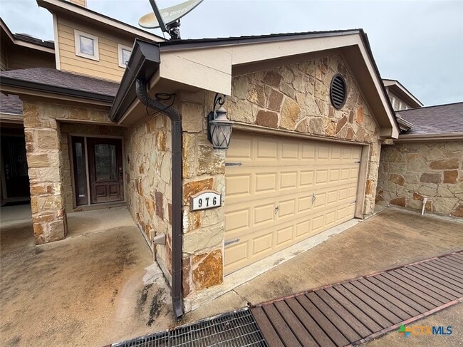 Building Photo - 976 Parkview Dr
