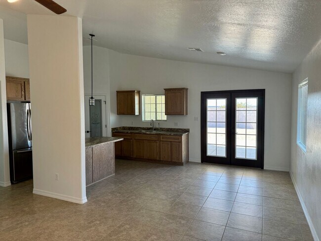 Building Photo - Newer 3 bedroom home with 2 car garage on ...