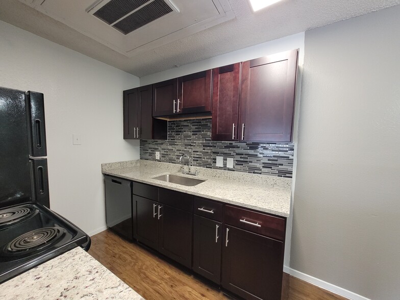 Updated cabinets, granite, backsplash - Willow Ridge