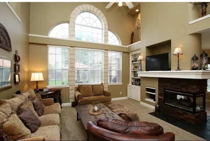 Building Photo - 5714 Sunset Oak