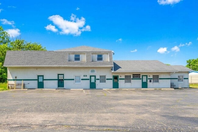 Building Photo - 614 E Streeter Ave