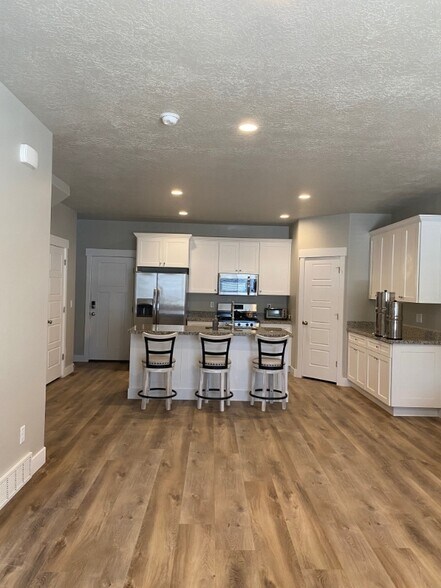 Primary Photo - 2528 N Cormac Pl