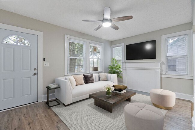 Building Photo - 207 Windsor Dr