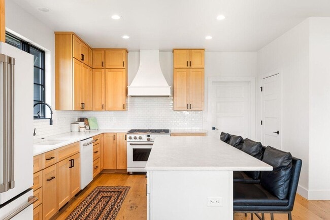 Building Photo - 557 St Andrews Dr