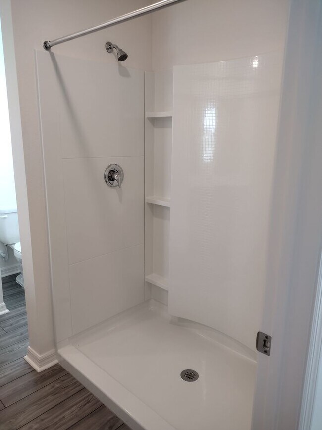 Building Photo - Beautiful 4 bedroom 2.5 Bathroom House For...
