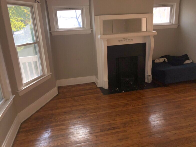 Building Photo - 1830 Mannering Rd