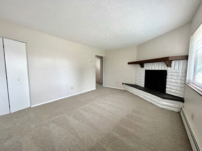 Building Photo - 6455 Yvonne Way