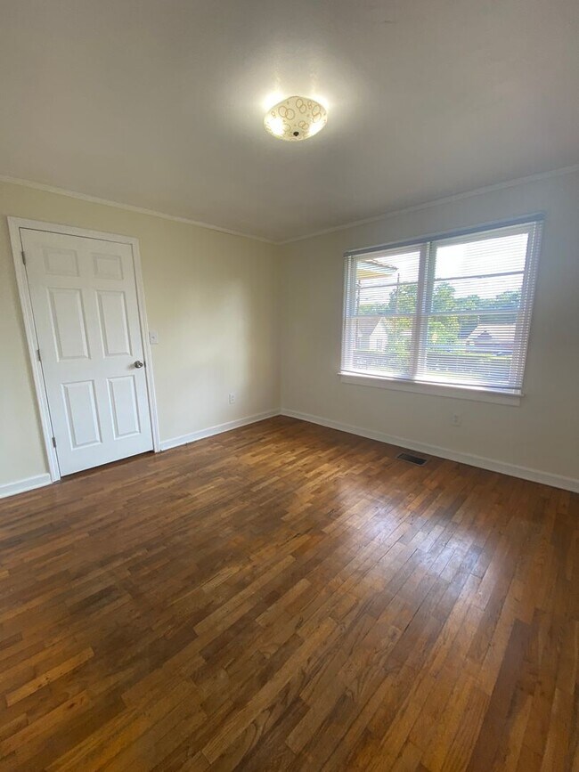 Building Photo - PRE-LEASE JULY 15th! - Adorable 4 bedroom 2.5 bath house in Athens, Ga.