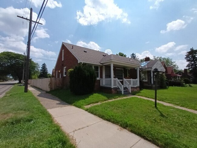 Building Photo - 3 bedroom 1.5 bath brick bungalow - AVAILA...