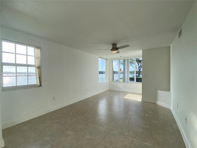 Building Photo - 2841 N Oakland Forest Dr