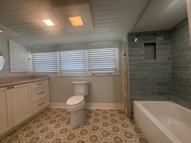 Building Photo - Beautifully updated 3 bedroom 3 bathroom home