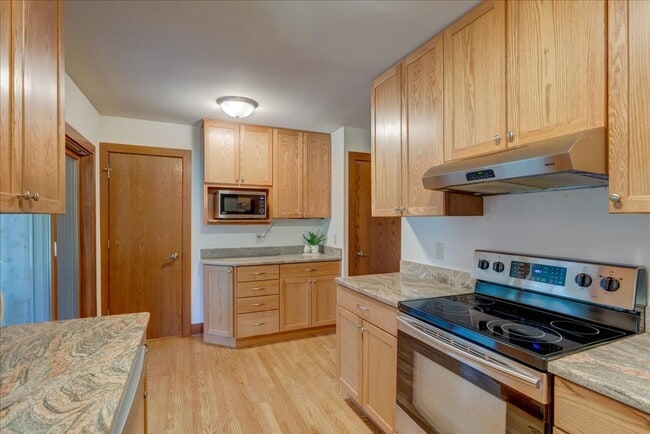 Building Photo - Move in Ready Hill Farms Ranch!