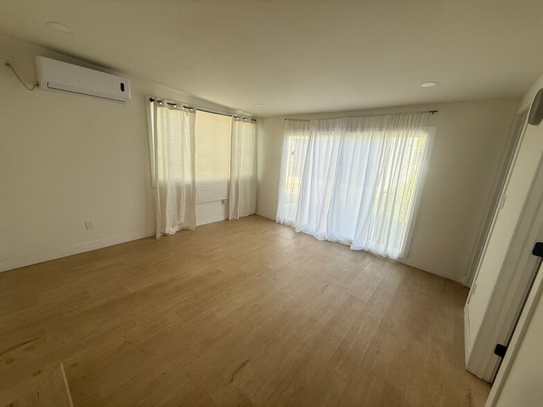 Building Photo - 2077 Belle St