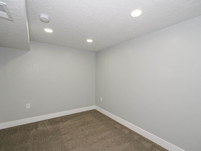 Building Photo - 5 Bedroom, 2.5 Bathrooms Home