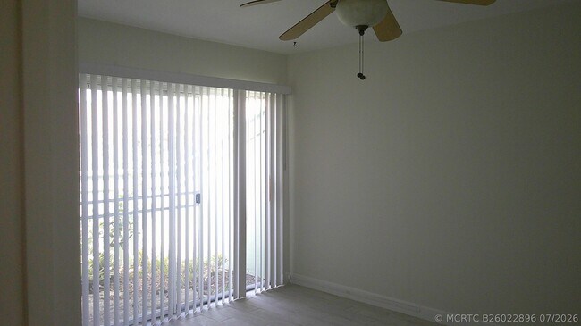 Building Photo - 1350 SE La Haven Ct