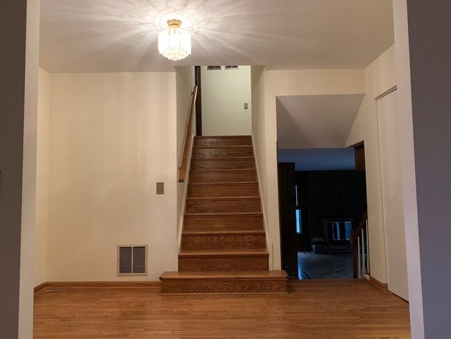 Building Photo - 62 E Fox Hill Dr
