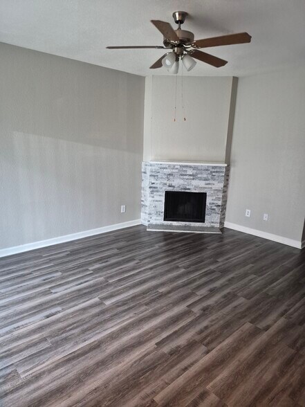 Loving room - Golden Village Townhomes