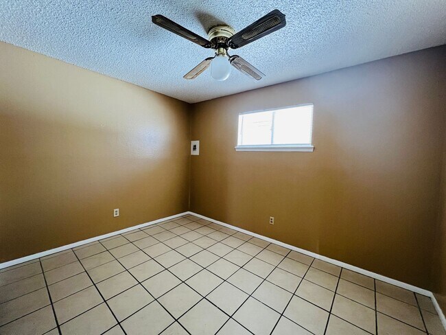 Building Photo - 1402 S Espina St