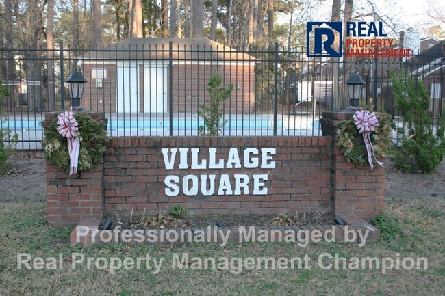 Building Photo - Recently updated 2 BD/1.5 BA End Unit Townhome w/Community Pool